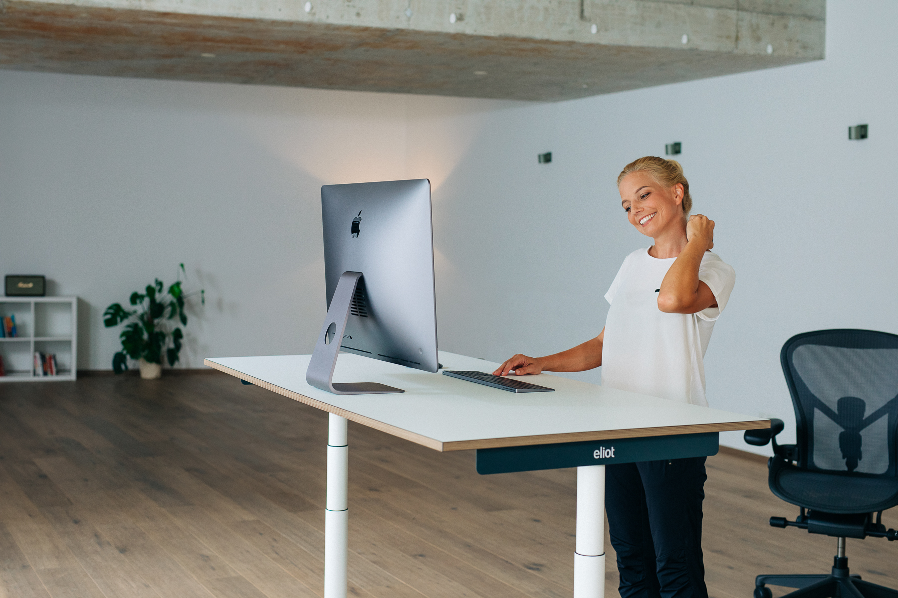 Hands on keyboard with reminder note for stretch break